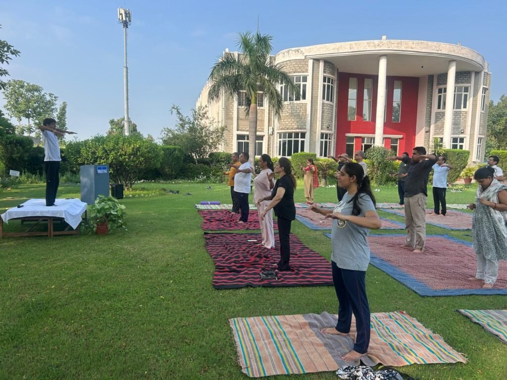 योग से युक्त हुआ सरस्वती कॉलेज, अंतरराष्ट्रीय योग दिवस पर छात्रों ने साधा स्वास्थ्य का संकल्प 2 WhatsApp Image 2025 06 21 at 10.25.58 AM