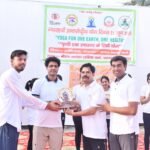 हापुड़ पिलखुवा प्राधिकरण ने योग दिवस पर किया योगाभ्यास