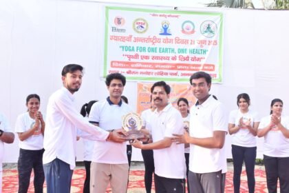 हापुड़ पिलखुवा प्राधिकरण ने योग दिवस पर किया योगाभ्यास