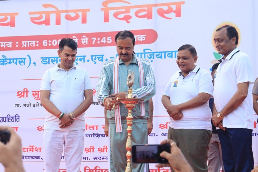 गाज़ियाबाद में योग दिवस की भव्य छटा, उप मुख्यमंत्री केशव मौर्य