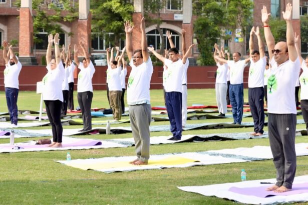 शारदा विश्वविद्यालय में योगोत्सव की गूंज,