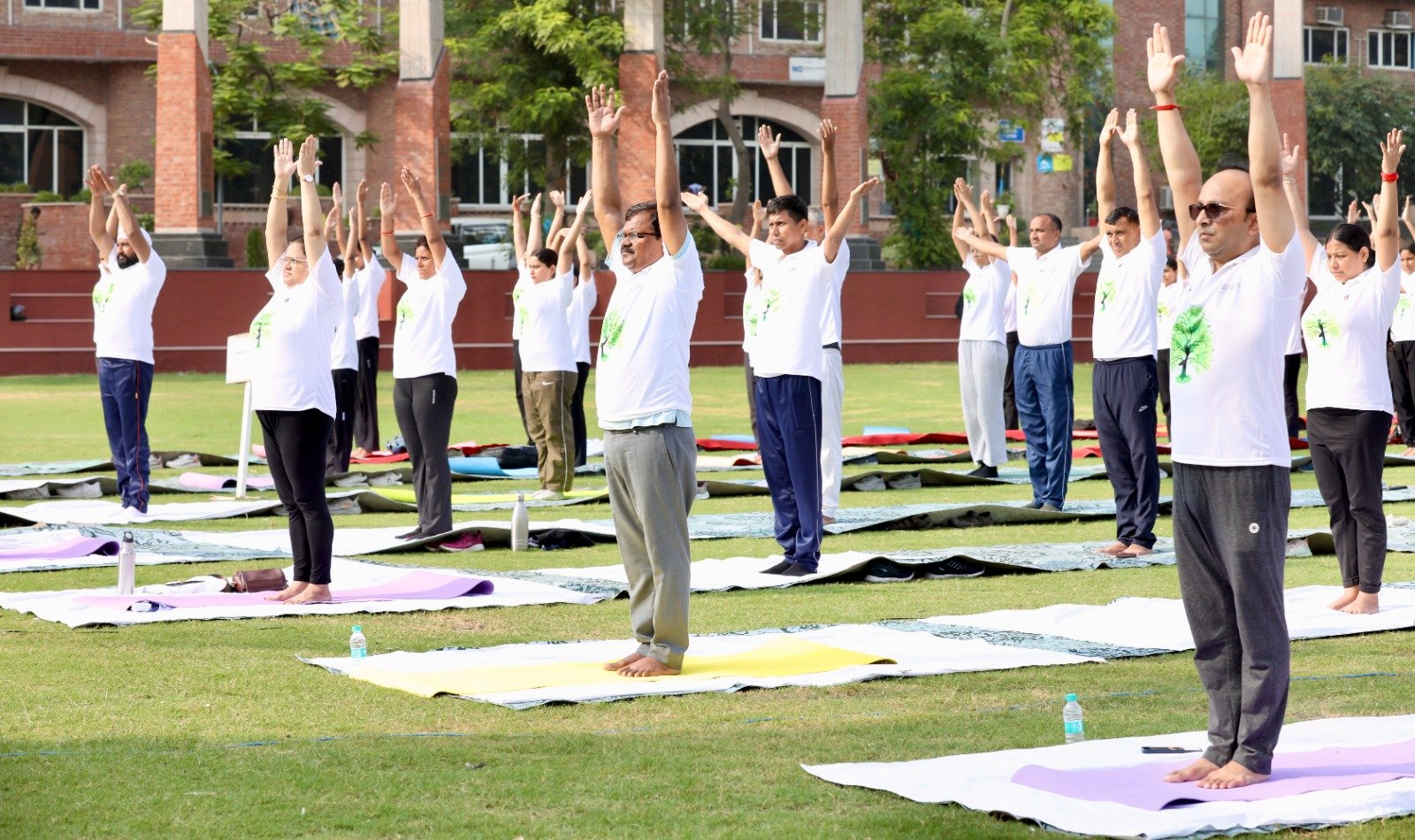 शारदा विश्वविद्यालय में योगोत्सव की गूंज,