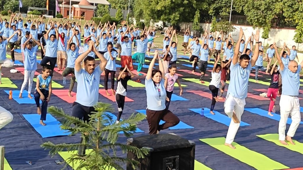 योग से स्वास्थ्य की ओर बढ़ा विश्वास: एसबीआई और सीआईएसएफ ने मिलकर मनाया योग दिवस 2 WhatsApp Image 2025 06 22 at 5.52.52 PM
