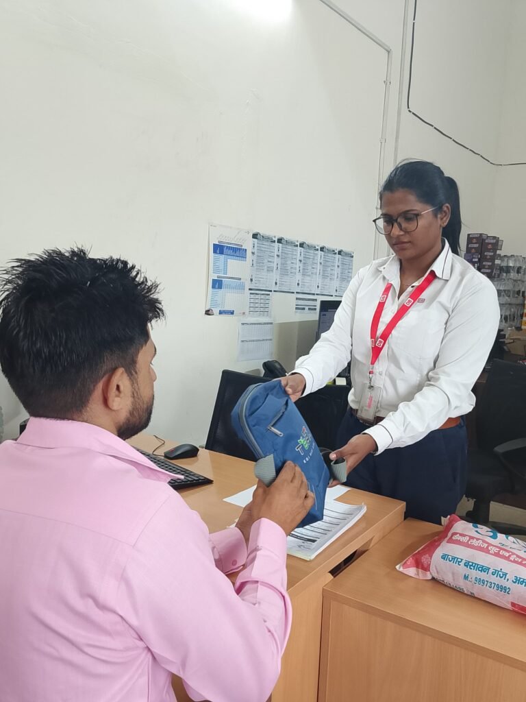 नमो भारत ट्रेन में भूला कीमती सामान? अब चिंता नहीं, गाज़ियाबाद स्टेशन पर लॉस्ट एंड फाउंड सेंटर से मिल रहा मुसाफ़िरों को सुकून 2 WhatsApp Image 2025 06 24 at 4.33.33 PM