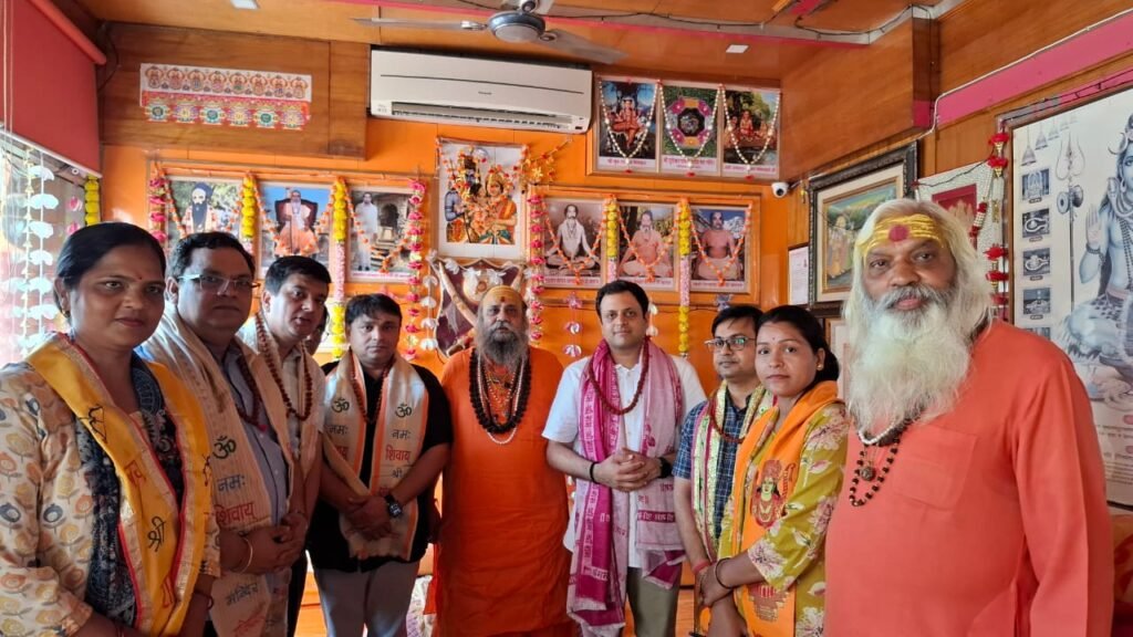 कांवड़ यात्रा से पहले दूधेश्वर नाथ मठ पहुंचे Municipal commissioner, मंदिर परिसर व आसपास की व्यवस्थाओं का बारीकी से किया निरीक्षण 2 WhatsApp Image 2025 07 03 at 9.44.10 PM 1
