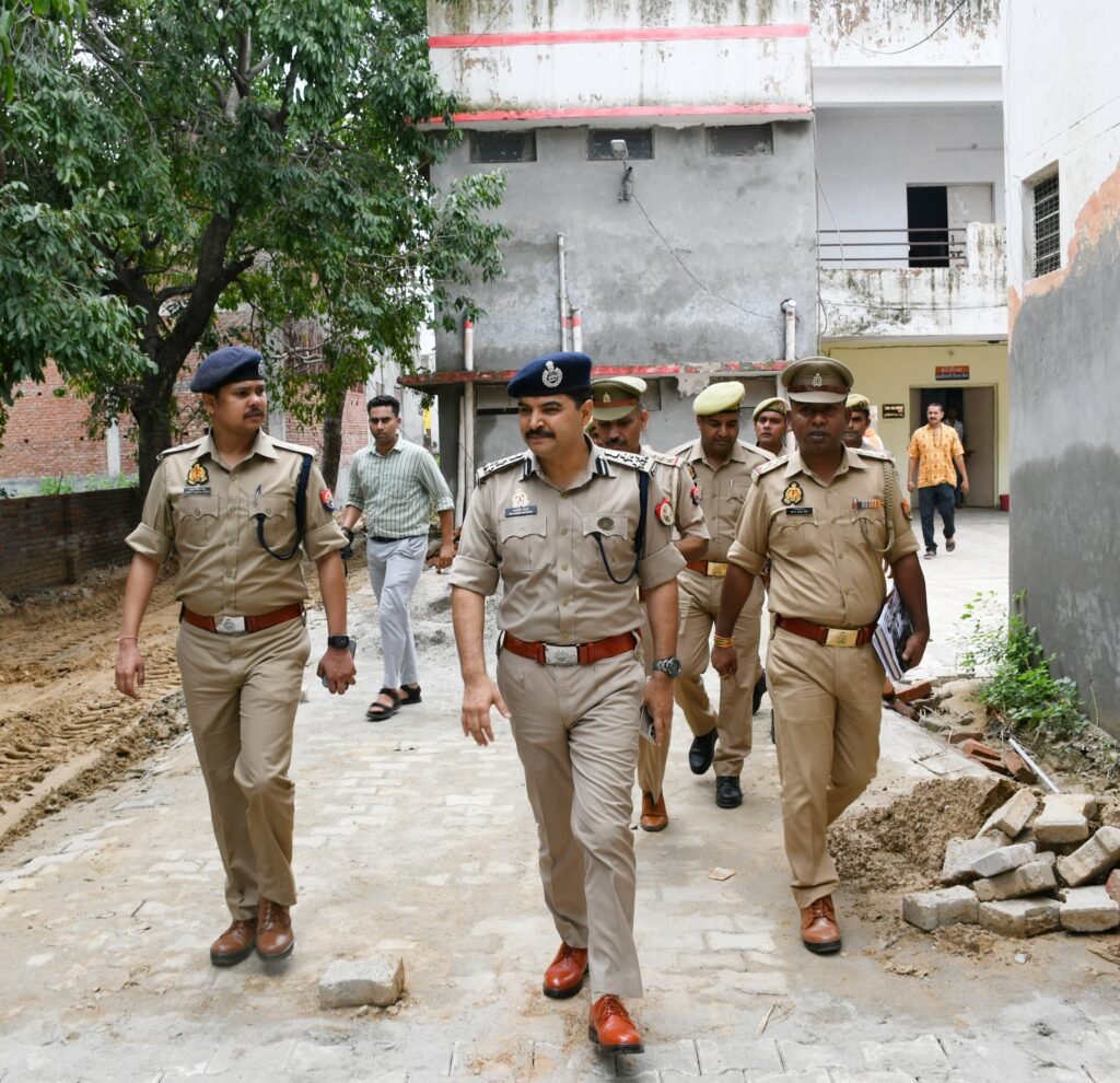 मेरठ में समाधान दिवस पर DIG Kalanidhi Naithani की सक्रियता, कांवड़ यात्रा और कंट्रोल रूम तैयारियों का लिया जायजा 2 WhatsApp Image 2025 07 12 at 3.34.04 PM