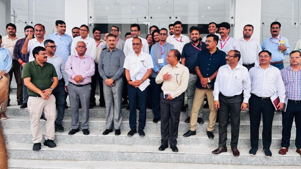 YEIDA मेडिकल डिवाइसेज़ पार्क में निवेश की रफ्तार तेज़, अवनीश अवस्थी ने प्राधिकरण से 15 अगस्त तक मांगी ठोस रिपोर्ट 2 WhatsApp Image 2025 07 12 at 4.43.46 PM