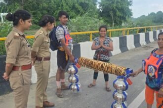 Vigilant guardian on the path of faith IMAGE CREDIT TO POLICE