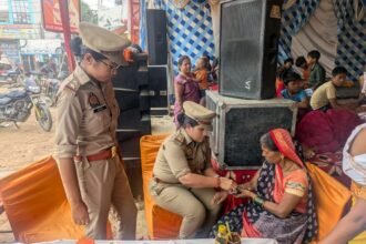 Thana Adhyaksh Crossing Republic Preeti Garg Provided Service to Injured Shiv Bhakts IMAGE CREDIT TO POLICE