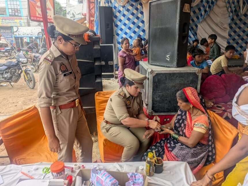 Thana Adhyaksh Crossing Republic Preeti Garg Provided Service to Injured Shiv Bhakts IMAGE CREDIT TO POLICE