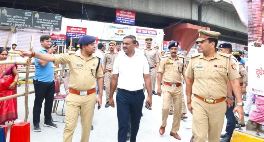 Ghaziabad Police Commissioner Again Visits Shreedudheswarnath Temple IMAGE CREDIT TO INFORMATION DEPARTMENT