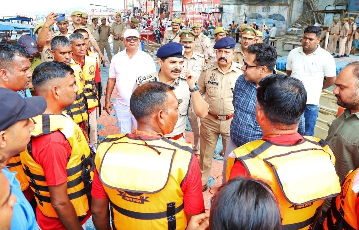 Commissioner and DIG Reach Brijghat IMAGE CREDIT TO POLICE