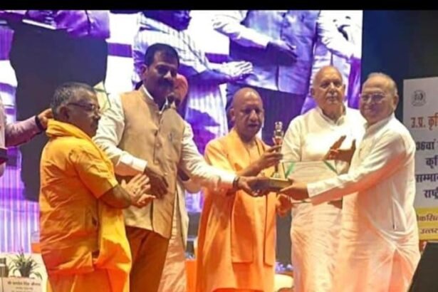 Narendra Agrawal sets an example in social service, honored by Chief Minister Yogi in Lucknow IMAGE CREDIT TO KRISHI ANUSANDHAN