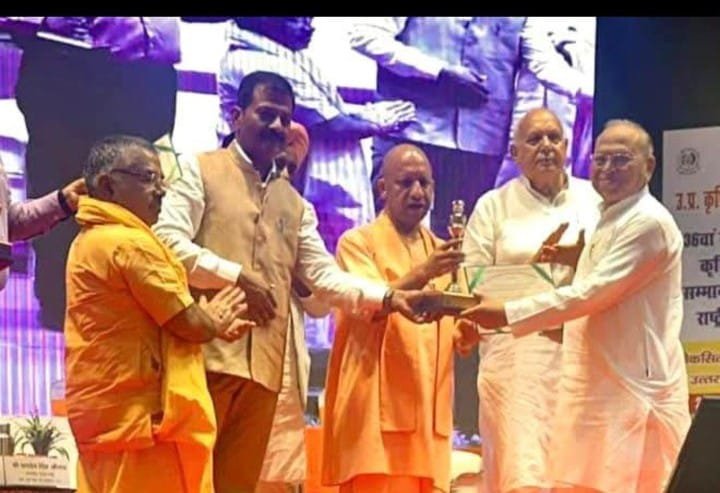 Narendra Agrawal sets an example in social service, honored by Chief Minister Yogi in Lucknow IMAGE CREDIT TO KRISHI ANUSANDHAN