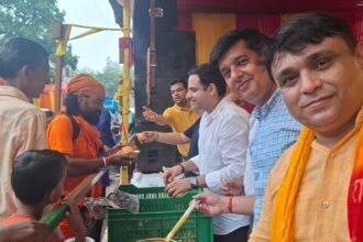 Municipal employees performing their duties with devotion to Shiva IMAGE CREDIT TO NAGAR NIGAM