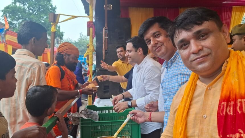 Municipal employees performing their duties with devotion to Shiva IMAGE CREDIT TO NAGAR NIGAM