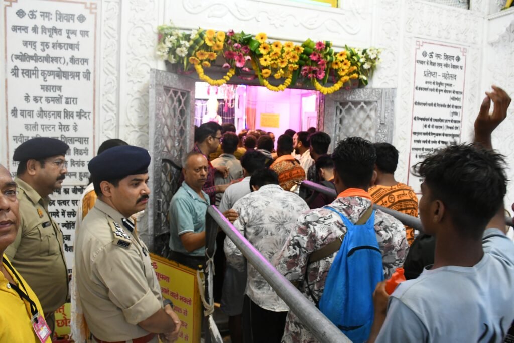 श्रावण शिवरात्रि पर भक्तों की भीड़ में डटे रहे DIG, औघड़नाथ मंदिर से कांवड़ मार्गों तक संभाली कमान 2 WhatsApp Image 2025 07 23 at 6.45.45 PM 1