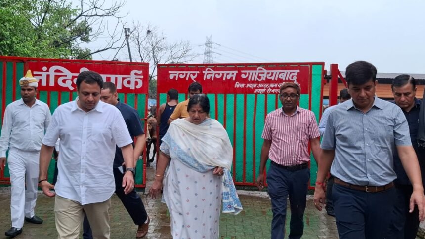 Mayor and Commissioner inspected Nandi Park Gaushala; facilities good, progress steady IMAGE CREDIT TO NAGAR NIGAM