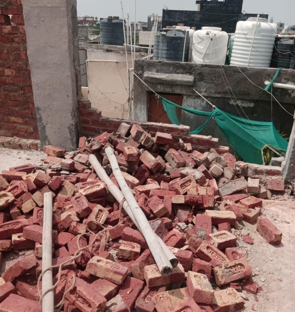 Shalimar Garden में अवैध मंज़िलों पर चली GDA की बड़ी कार्रवाई, दो भवनों की ऊपरी अतिरिक्त मंज़िलें ध्वस्त 2 WhatsApp Image 2025 07 25 at 7.35.01 PM