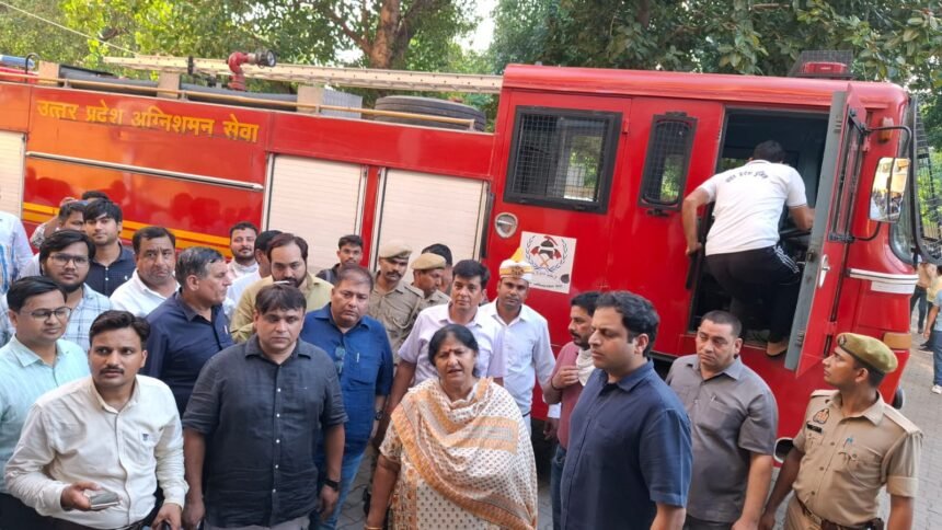Fire breaks out in the basement of Ghaziabad Municipal Corporation headquarters IMAGE CREDIT TO REPORTER