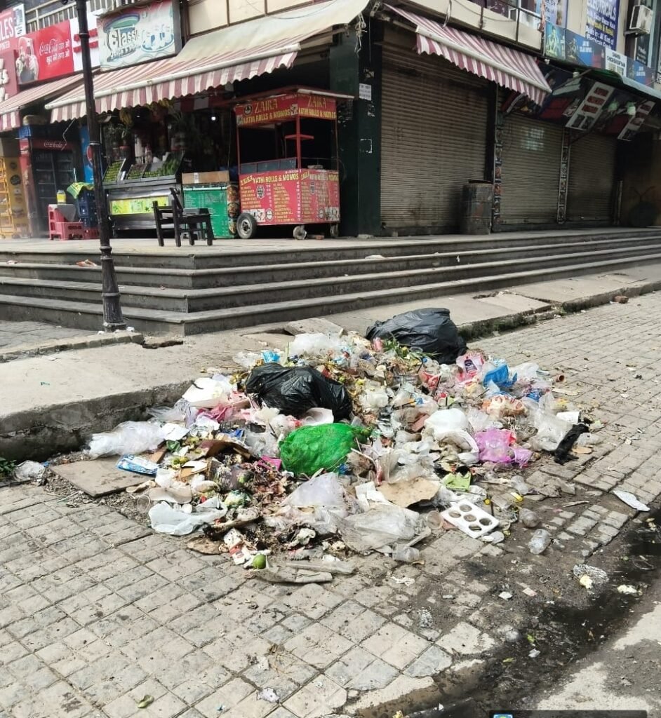 कचरा प्रबंधन में लापरवाही पर Greater Noida Authority का एक्शन मोड, शत्यम प्लाजा पर 21 हजार का जुर्माना ठोका 2 WhatsApp Image 2025 07 25 at 8.34.24 PM