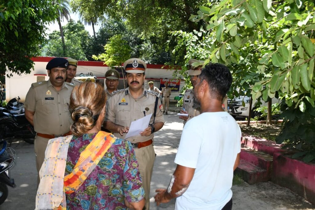 थाना लालकुर्ती में DIG की चौंकाने वाली छापामार कार्रवाई, सफाई में मिली लापरवाही, थानेदार को दी सख्त हिदायत 2 WhatsApp Image 2025 07 26 at 7.31.05 PM