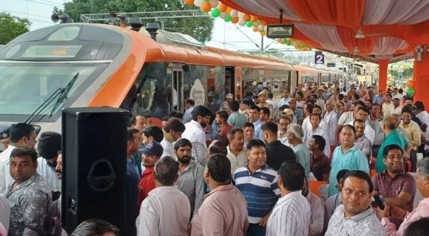 Hapur में Vande Bharat Express का शुरू हुआ ठहराव, सांसद अरुण गोविल बोले अब हापुड़ रुककर बढ़ेगा देश 2 WhatsApp Image 2025 07 27 at 8.43.36 PM
