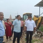 Municipal Commissioner conducted inspection with the team IMAGE CREDIT TO NAGAR NIGAM