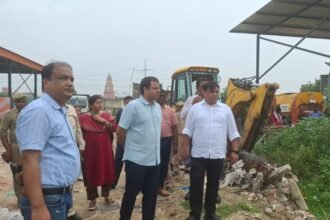 Municipal Commissioner conducted inspection with the team IMAGE CREDIT TO NAGAR NIGAM