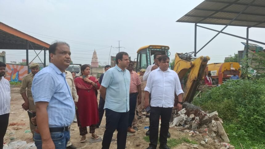 Municipal Commissioner conducted inspection with the team IMAGE CREDIT TO NAGAR NIGAM