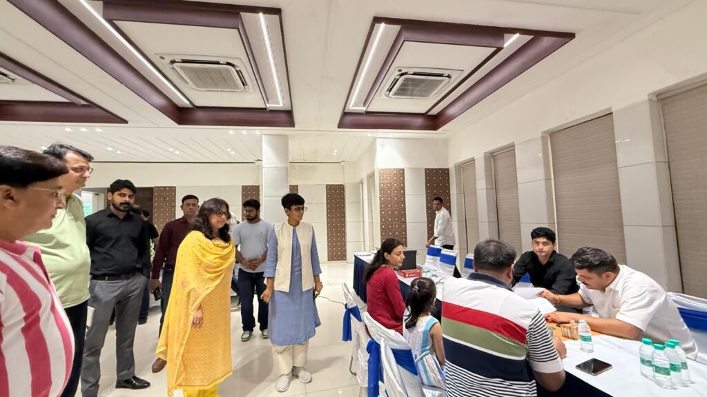 Greater Noida वेस्ट में वीवीआईपी होम्स के खरीदारों को मिला मालिकाना हक, शिविर में 76 फ्लैटों की हुई रजिस्ट्री 2 WhatsApp Image 2025 07 30 at 7.06.09 PM