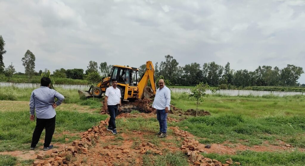 Hapur-पिलखुवा विकास प्राधिकरण ने चलाया सख्त अभियान, पांच अवैध प्लॉटिंग पर बुलडोजर 2 WhatsApp Image 2025 07 30 at 8.11.55 PM 1