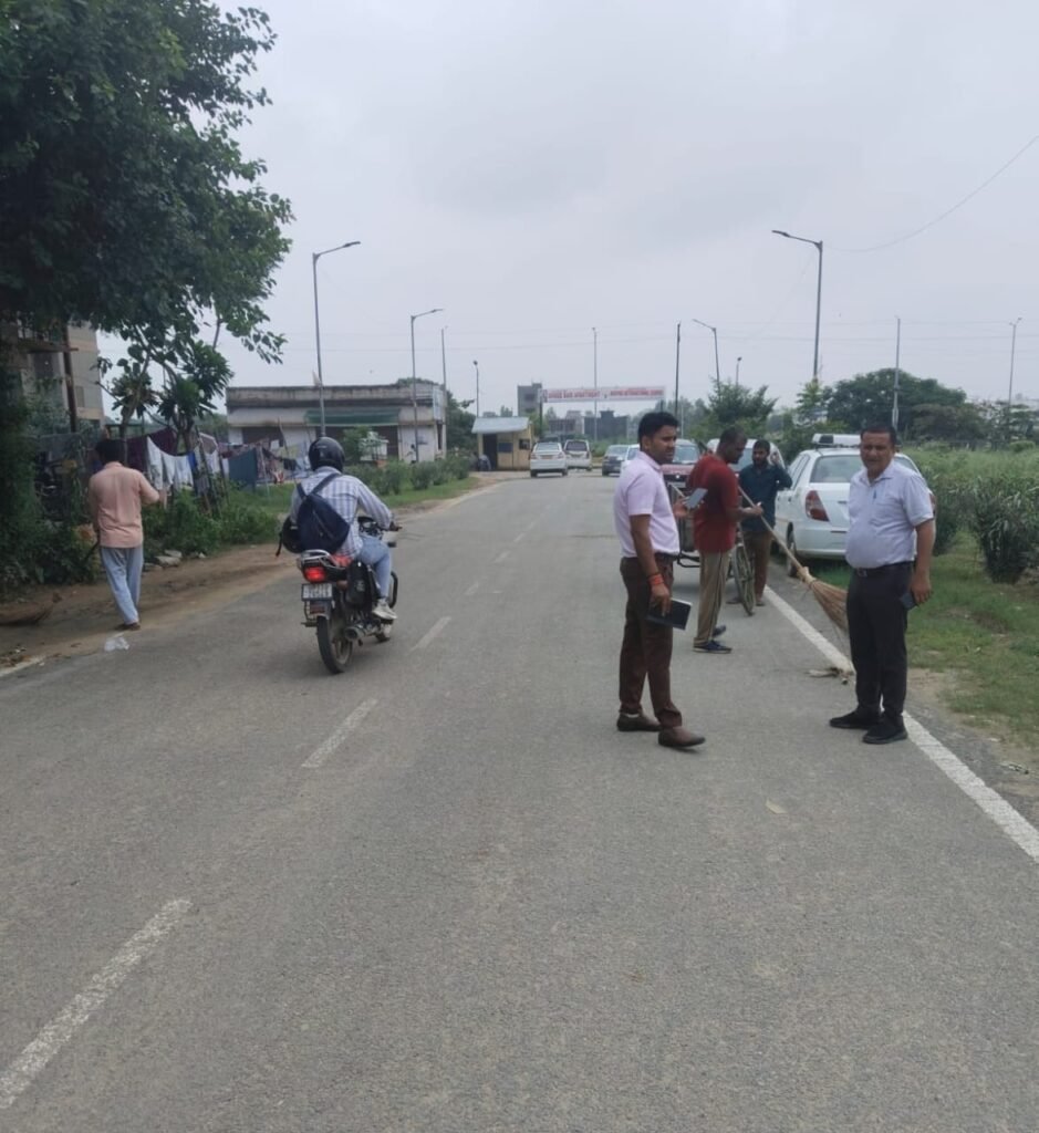 Greater Noida वेस्ट में स्वच्छता को लेकर स्वास्थ्य विभाग सतर्क, माइक से की अपील, जनता से मांगा सहयोग 2 WhatsApp Image 2025 08 01 at 7.23.21 PM 1