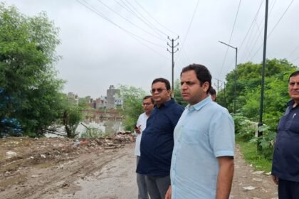 Municipal Commissioner inspected waterlogging in the flood-prone area IMAGE CREDIT TO NAGAR NIGAM
