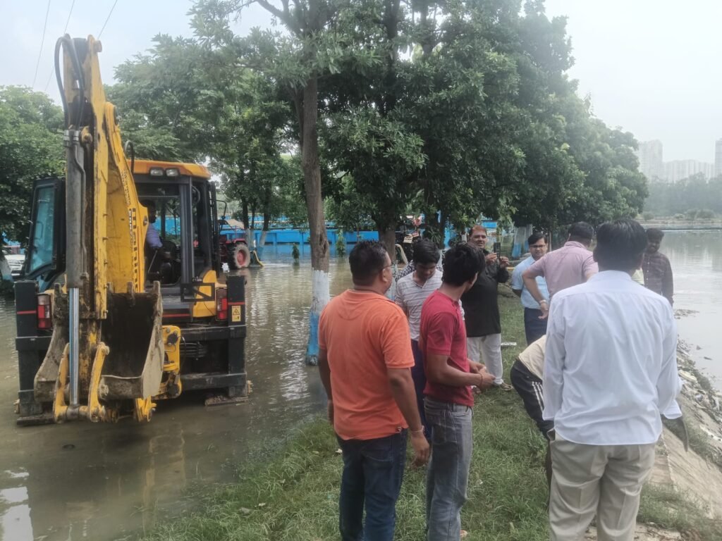 डूब क्षेत्र में हुए जलभराव का Municipal Commissioner ने किया निरीक्षण, आधुनिक उपकरणों से हो रही जल निकासी 2 WhatsApp Image 2025 08 01 at 8.47.31 PM