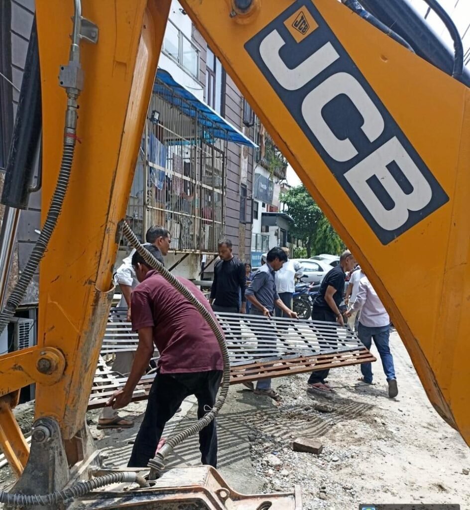 Indirapuram में प्राधिकरण की बड़ी कार्रवाई, अवैध निर्माण ढहा नर्सरी की ज़मीन भी कराई खाली 2 WhatsApp Image 2025 08 02 at 7.20.10 PM