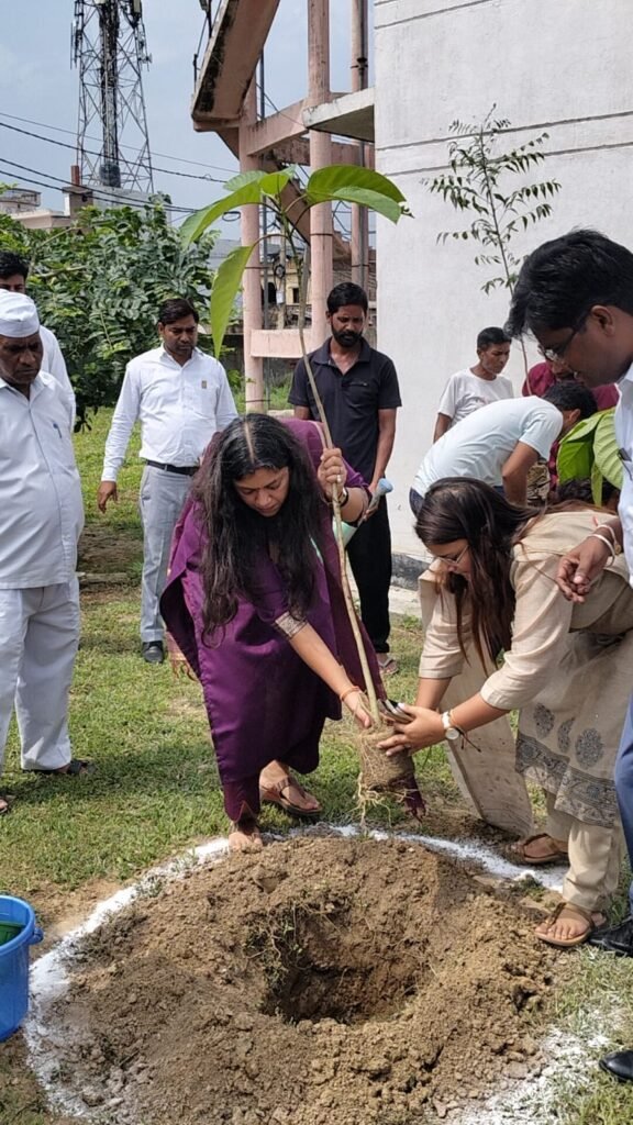 तहसीलों में लगा समाधान शिविर, DM मेधा रूपम ने दादरी में खुद सुनीं शिकायतें, 173 में से 8 का मौके पर हुआ समाधान, गैरहाजिर अफसरों पर गिरी गाज 2 WhatsApp Image 2025 08 02 at 7.35.02 PM