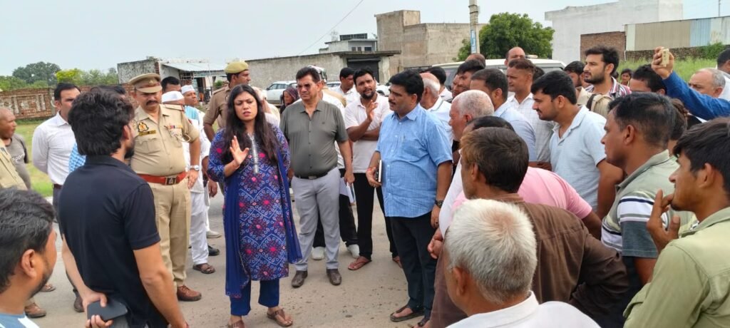 जेवर क्षेत्र के गांवों में जलभराव की शिकायत पर एक्शन मोड में नोएडा की DM, मौके पर पहुँचकर खुद संभाली कमान 2 WhatsApp Image 2025 08 03 at 7.59.12 PM 1