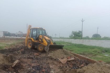 Ghaziabad Development Authority's bulldozer ran over an illegal colony IMAGE CREDIT TO GDA