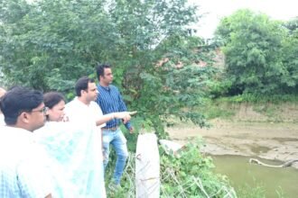 Municipal Corporation Engaged in Water Conservation in Ponds IMAGE CREDIT TO NAGAR NIGAM
