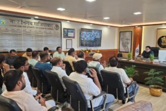 Municipal Commissioner Held Discussions with Councilors on City Development Works IMAGE CREDIT TO NAGAR NIGAM