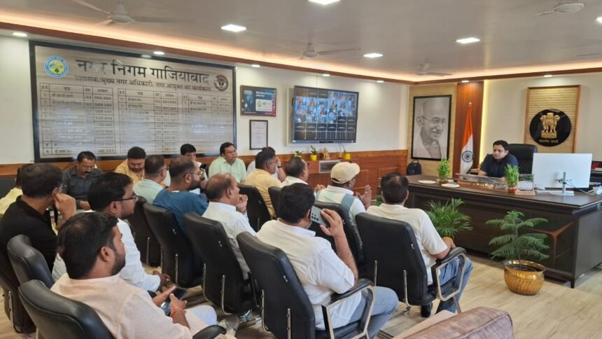 Municipal Commissioner Held Discussions with Councilors on City Development Works IMAGE CREDIT TO NAGAR NIGAM