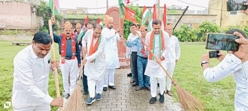 गौतमबुद्धनगर में भाजपा का Har Ghar Tiranga यात्रा और स्वच्छता अभियान, पांचों मंडलों में देशभक्ति की गूंज 2 WhatsApp Image 2025 08 10 at 3.49.57 PM 1