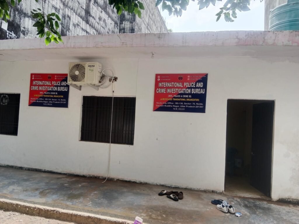 Noida में फर्जी पुलिस दफ्तर का खुलासा, छह सदस्यीय गिरोह गिरफ्तार, नकली दस्तावेज़ों का जखीरा बरामद 2 WhatsApp Image 2025 08 10 at 6.23.19 PM