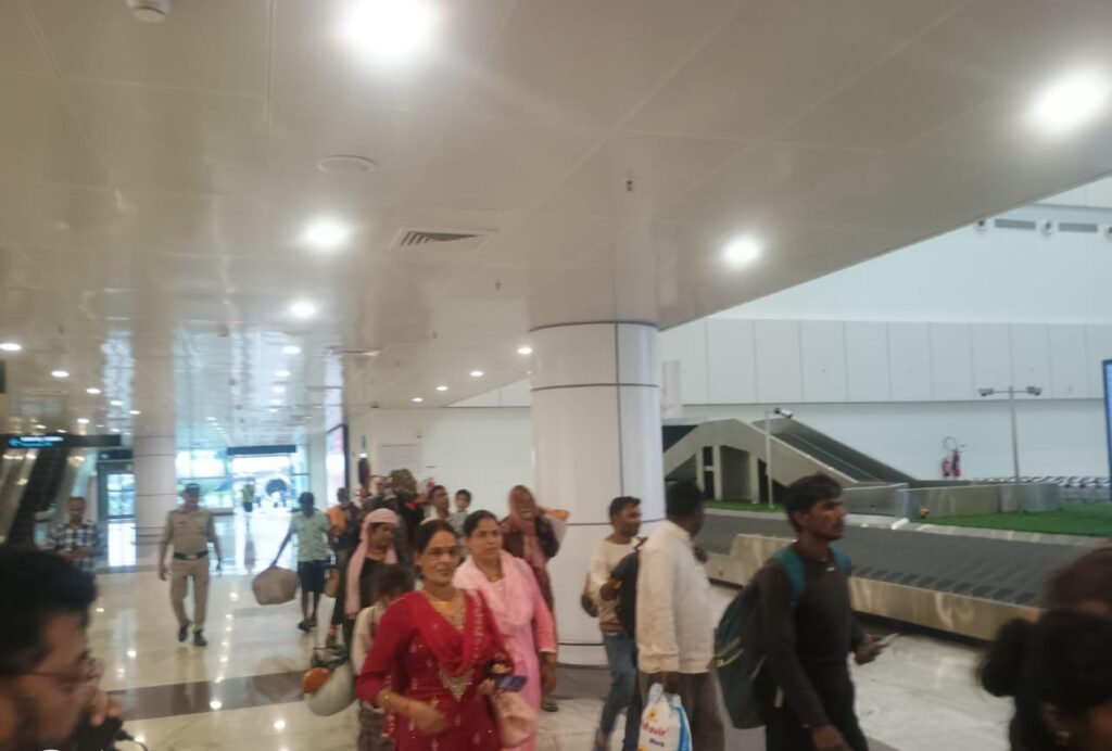 Relief Flight in Dharali Tragedy: वायुसेना ने रविवार को 36 तीर्थयात्रियों को सुरक्षित पहुंचाया जौलीग्रांट, अब तक 206 लोग आपदा क्षेत्र से निकाले गए 2 WhatsApp Image 2025 08 10 at 7.13.16 PM