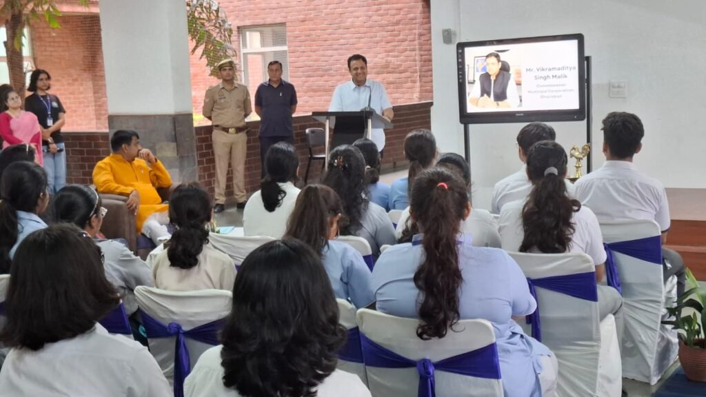 अंतरराष्ट्रीय युवा दिवस : Municipal Commissioner ने 15 स्कूल के विद्यार्थियों को दिया स्वच्छता का गुरुमंत्र 2 WhatsApp Image 2025 08 12 at 7.59.18 PM