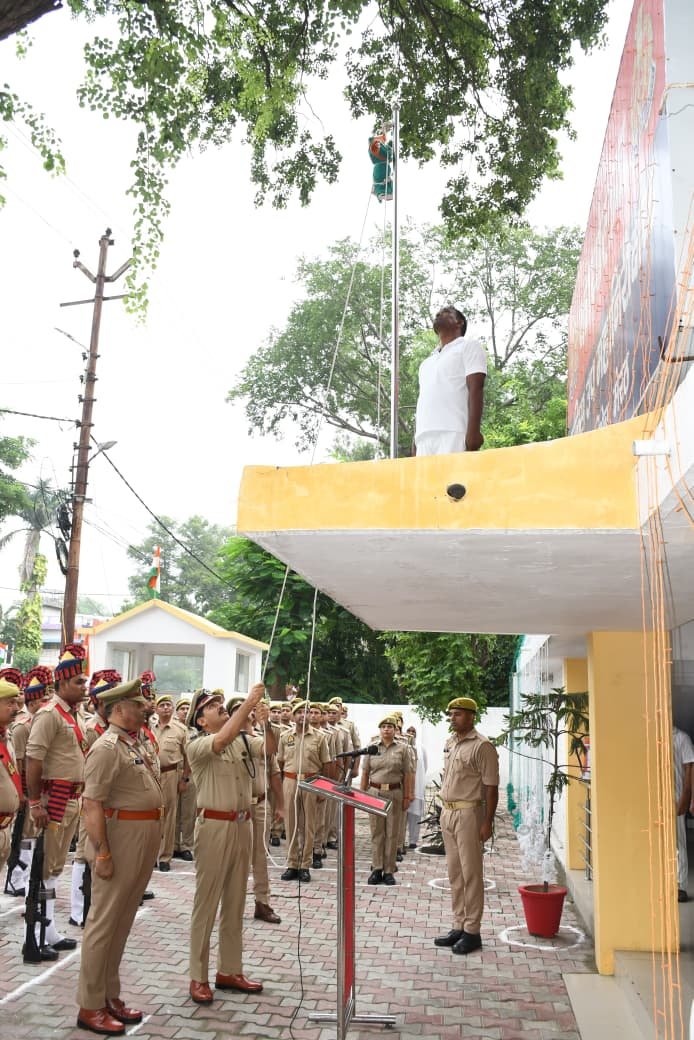 On Independence Day, Meerut Range DIG Kalanidhi Naithani hoisted the national flag IMAGE CREDIT TO POLICE