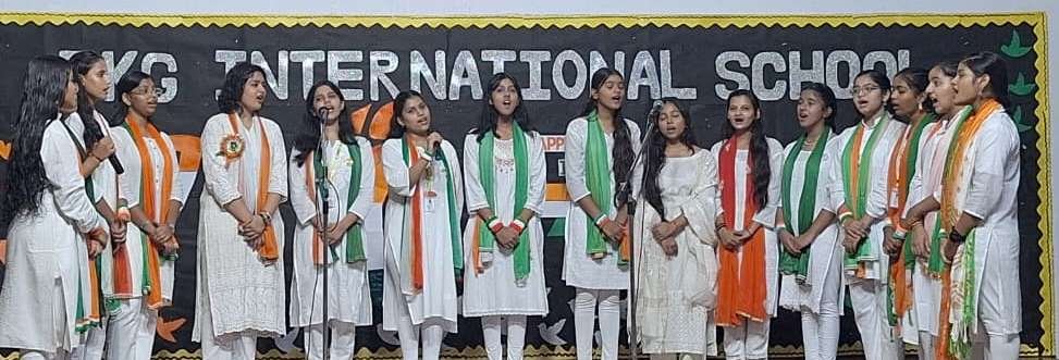 JKG International School में तिरंगे की शान के साथ गूंजी देशभक्ति की स्वर लहरियां 2 WhatsApp Image 2025 08 15 at 7.50.52 PM 1