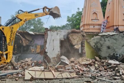 In Arthala, municipal land worth one crore was freed from encroachment; 12 shops demolished. IMAGE CREDIT TO NAGAR NIGAM