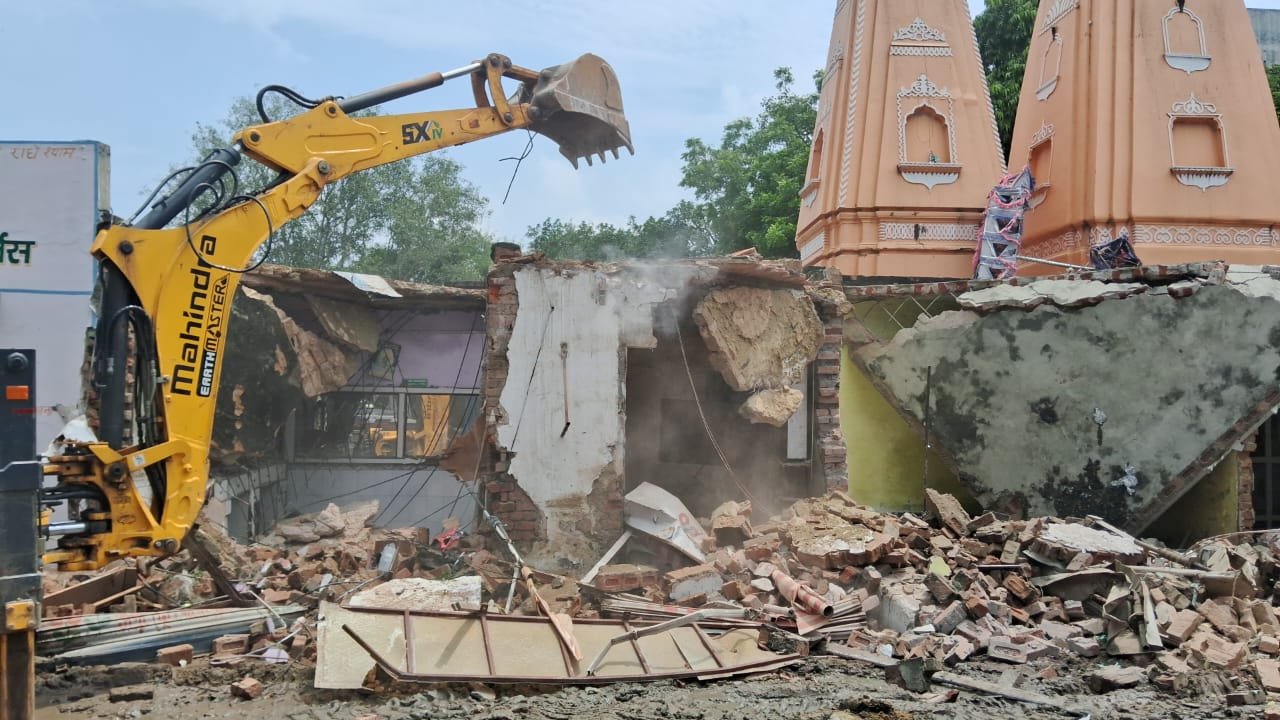 In Arthala, municipal land worth one crore was freed from encroachment; 12 shops demolished. IMAGE CREDIT TO NAGAR NIGAM